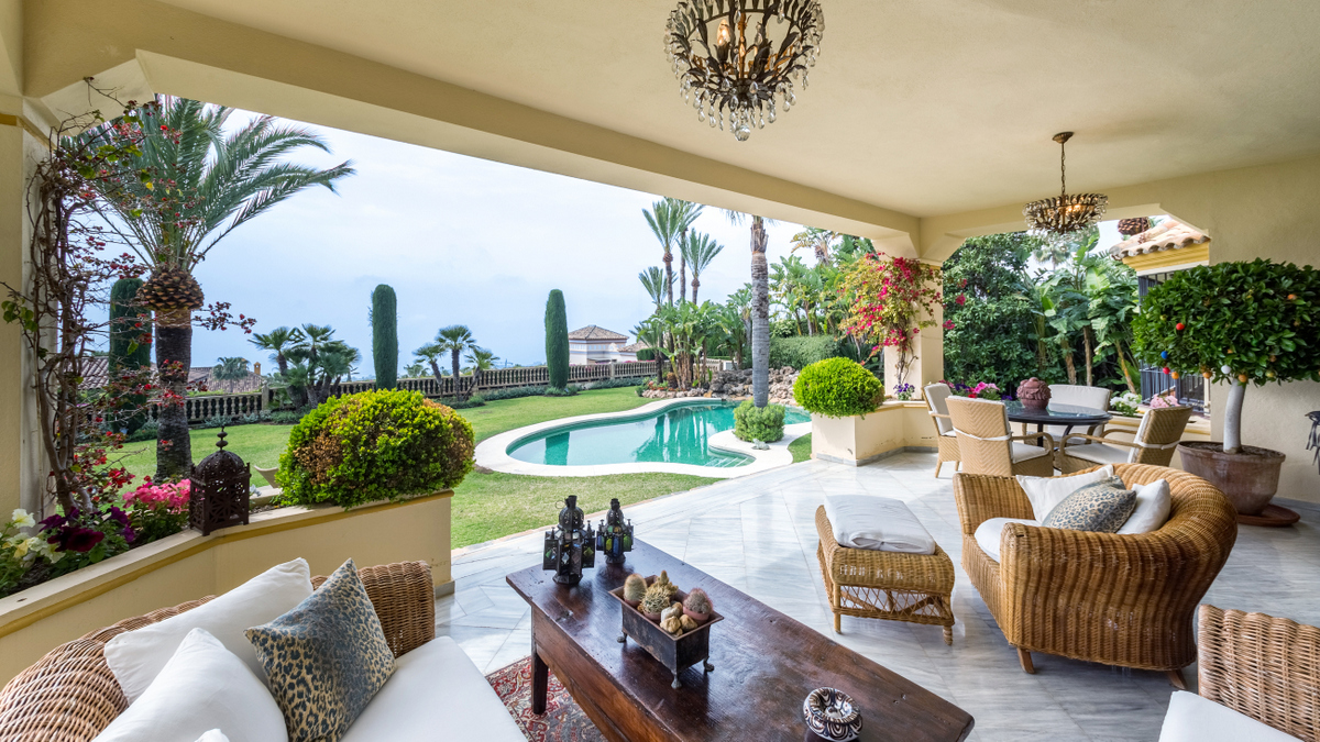 classic luxury villa.jpg (689 KB)